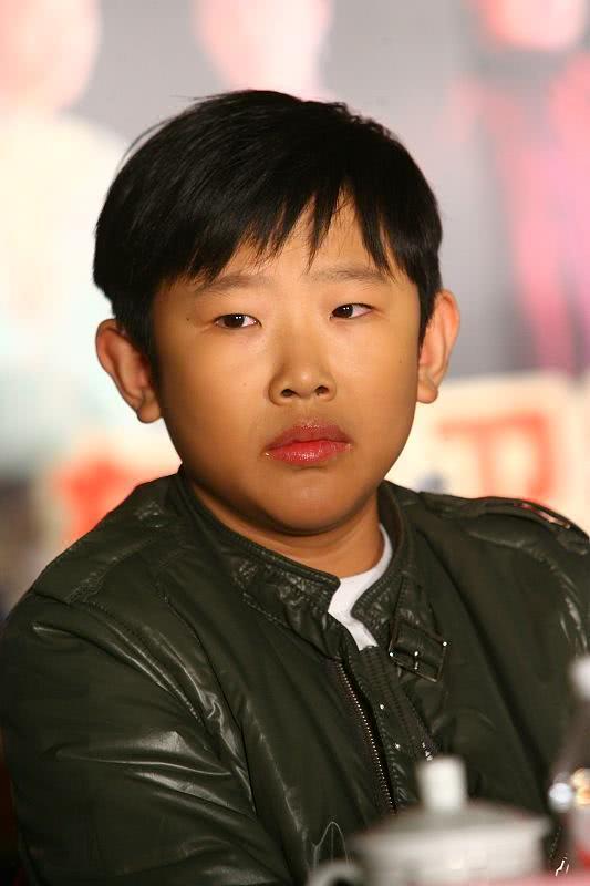 他因过早停止发育,一辈子只能演小朋友,娶个老婆在一起像母子