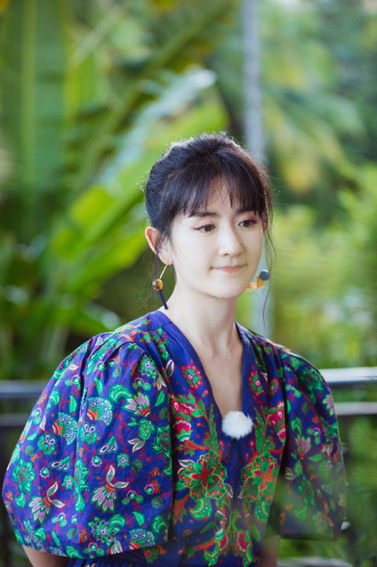谢娜大秀私服,穿碎花裙扎葫芦辫,美得很!