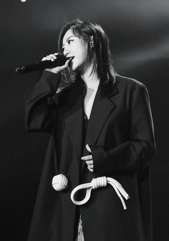 她不签公司没有经纪人,自己闯荡娱乐圈8年,如今依旧红