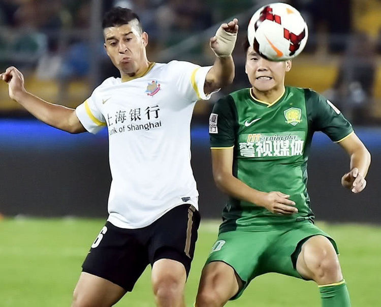 国足球员"神"操作!郎征飞铲马季奇,五爷当场懵逼!