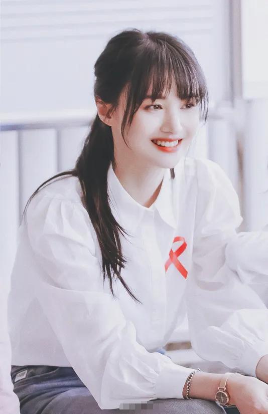 郑爽穿白衬衫扎高马尾被抓拍,当她突然凑近镜头,这颜值谁扛得住