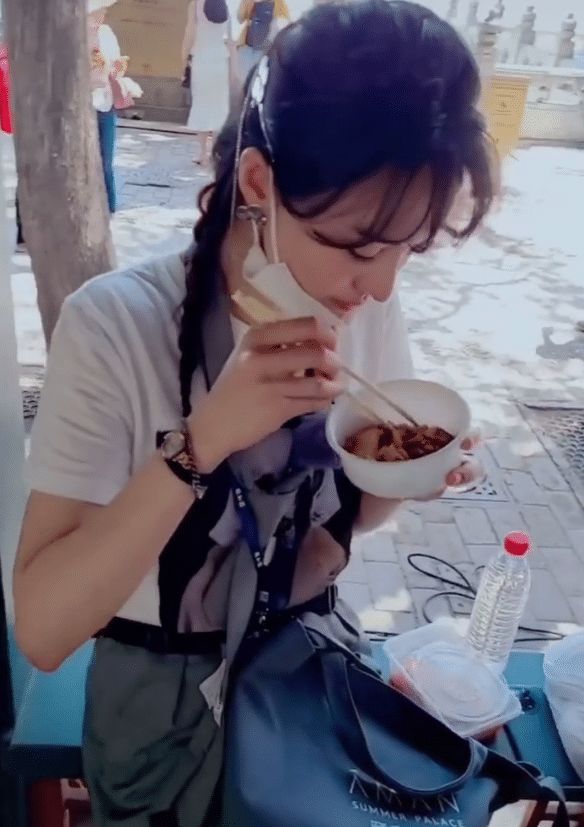 郑爽休息吃饭,巴掌大的小碗,看到吃的啥,才懂明星背后的心酸