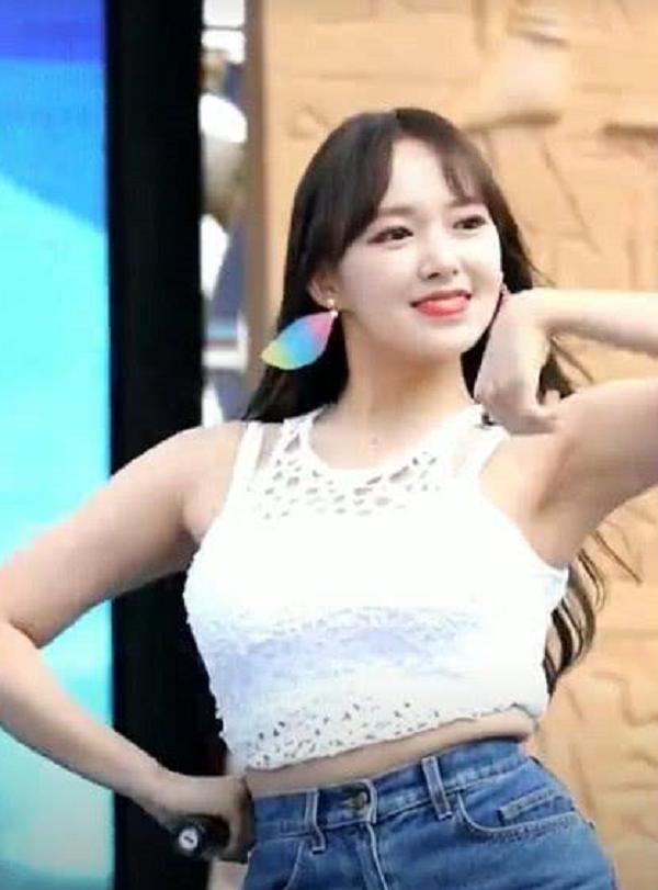 有种露肉叫程潇的肚子露出白花花的赘肉却是男生最喜欢的类型