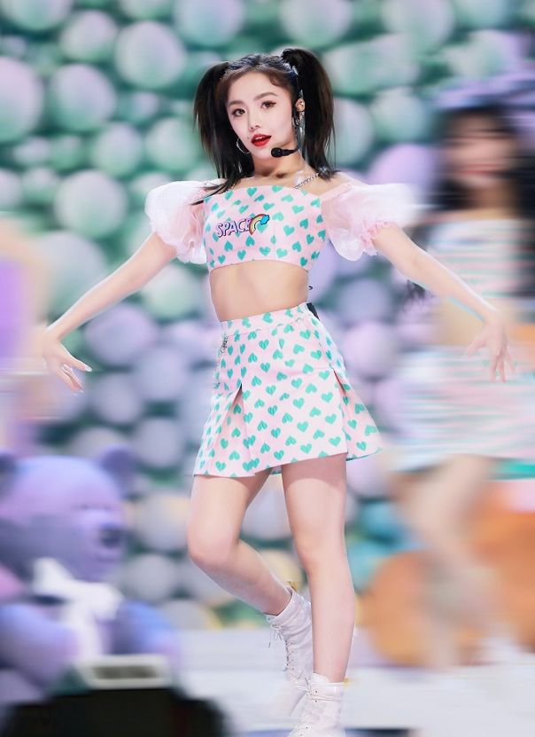 安崎出道后越来越大胆!穿棕色抹胸配黑裤,女团腰谁不羡慕?