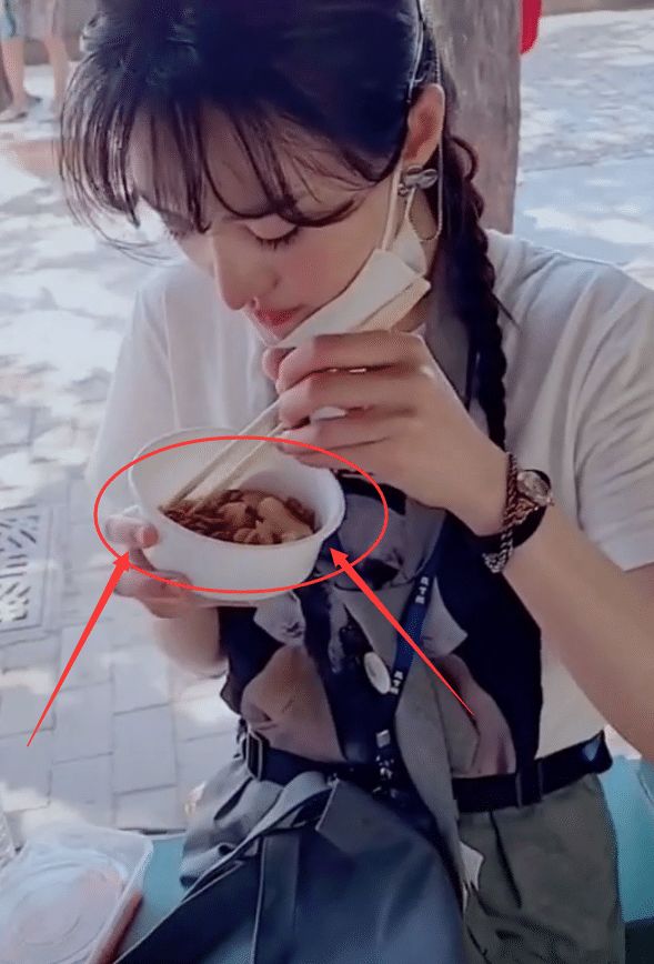 郑爽休息吃饭,巴掌大的小碗,看到吃的啥,才懂明星背后的心酸