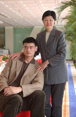 姚明父亲买菜视频曝光,68岁精神抖擞,个子太高被路人围观|姚明|姚志源