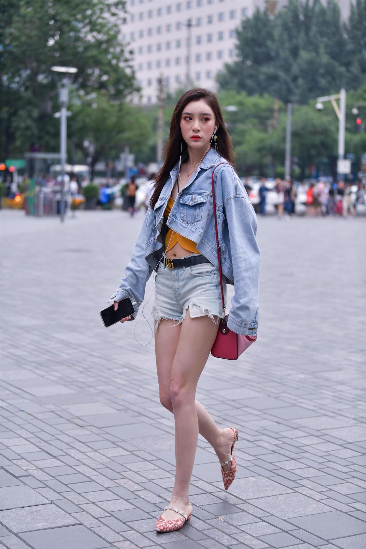潮流街拍女孩,清凉短裤惊艳出场,青春活力在线