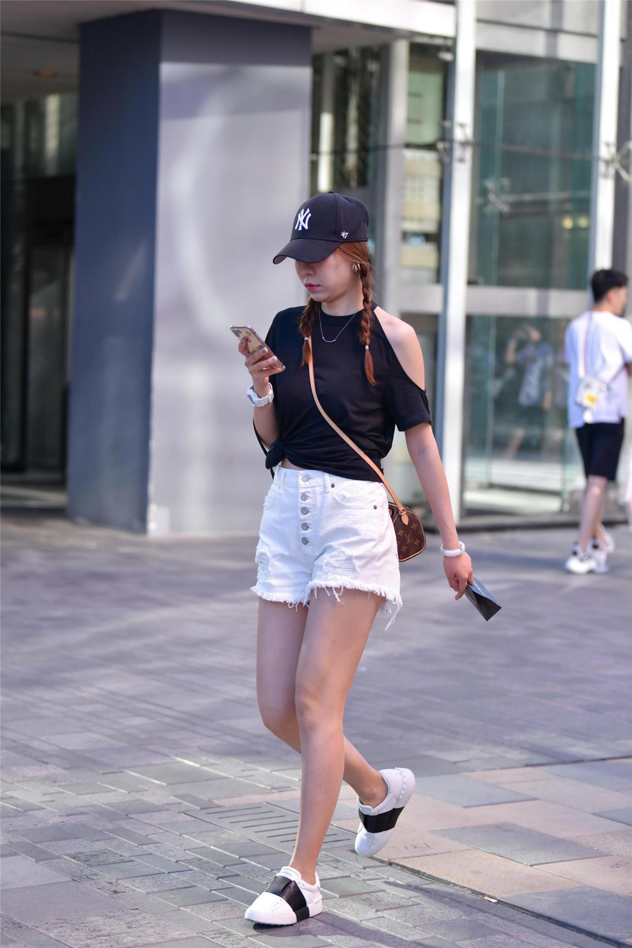 潮流街拍女孩,清凉短裤惊艳出场,青春活力在线