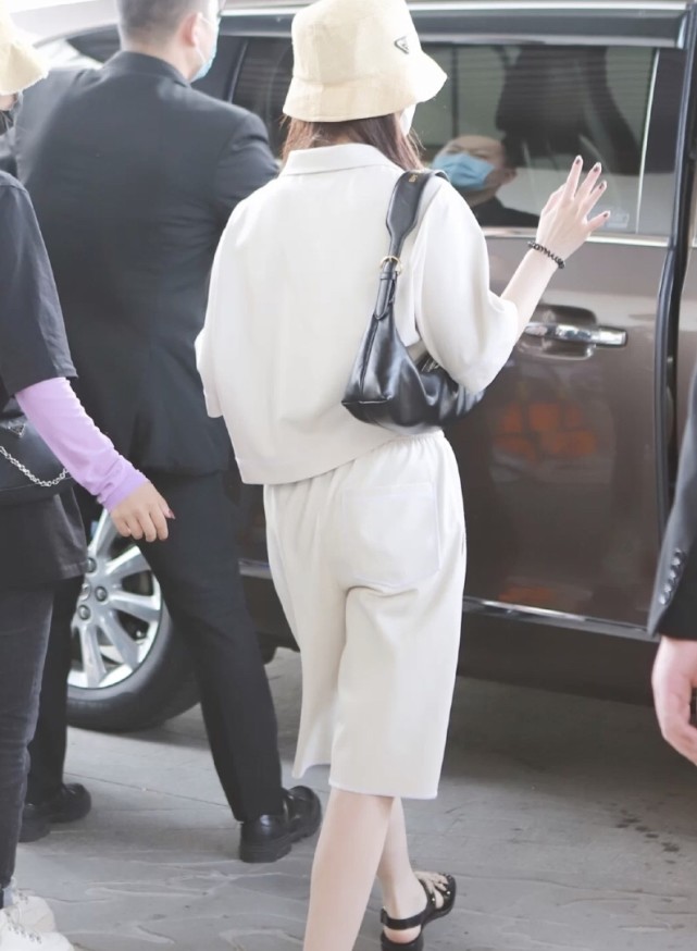 孟美岐私服照简约大气!渔夫帽搭配黑色凉鞋,清爽随性更显气质