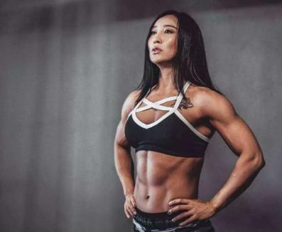 她是中国健美女神,一身腱子肉不输男性,坦言喜欢黑人的身材|牟丛|健美
