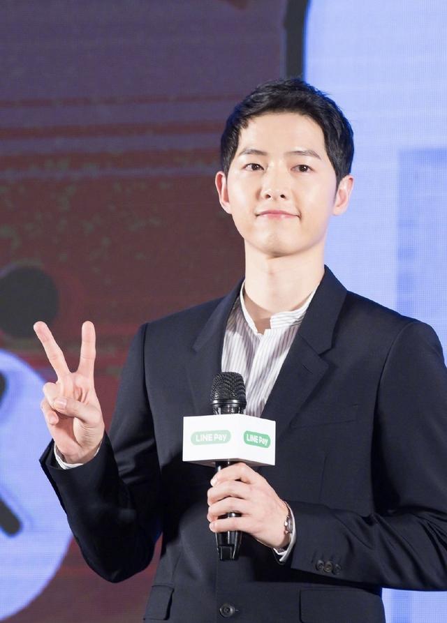 34岁的宋仲基帅极了,穿白色西装满满优雅感,不愧是暖男欧巴