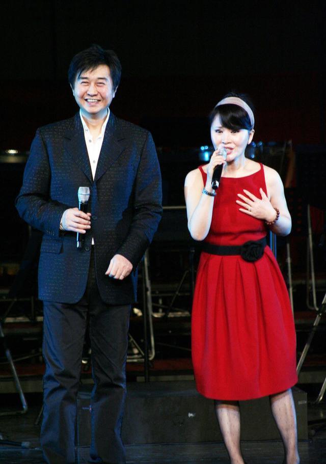 付笛声任静同框献唱明明是夫妻却似隔辈任静保养的像小姑娘