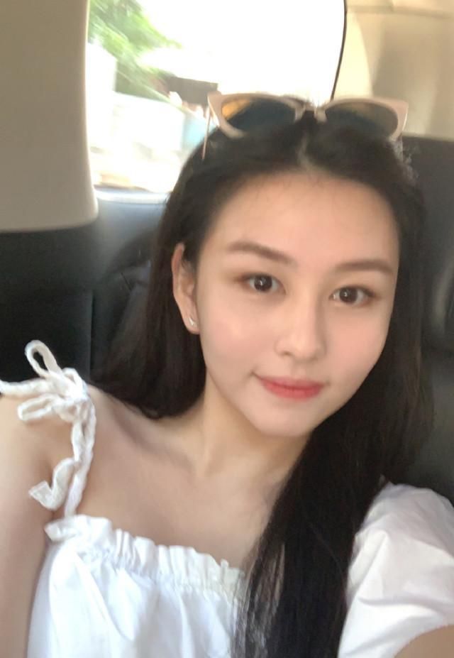 邱淑贞女儿沈月晒侧拍近照,气质优雅高贵,绝美五官跟妈妈超像