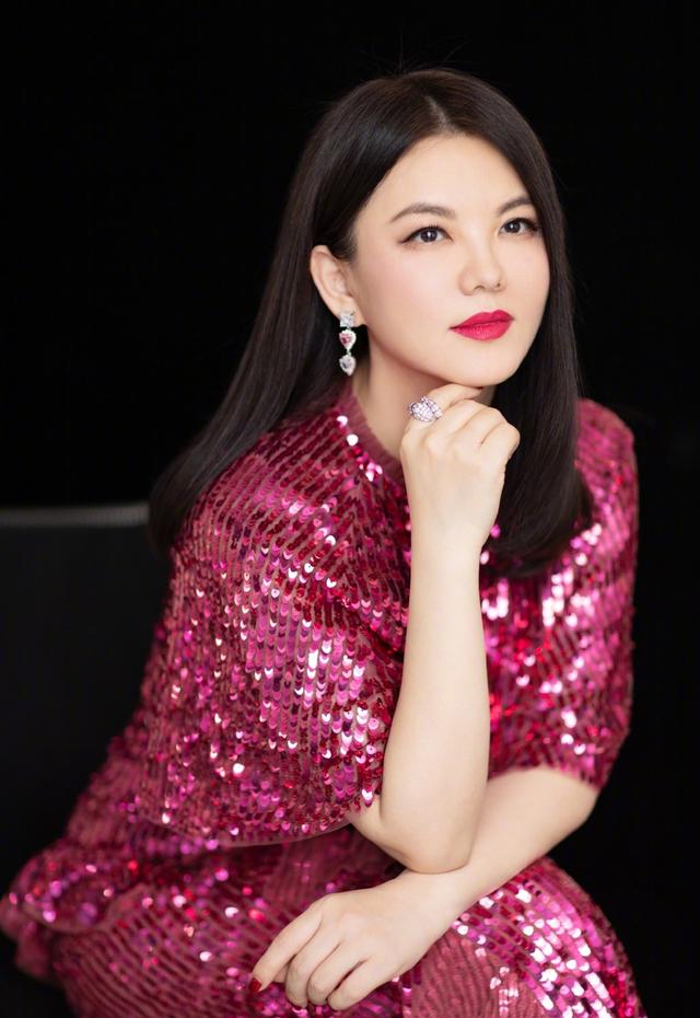 44岁李湘穿衣太随便,一身黑造型变五五分身材,西装也难掩水桶腰