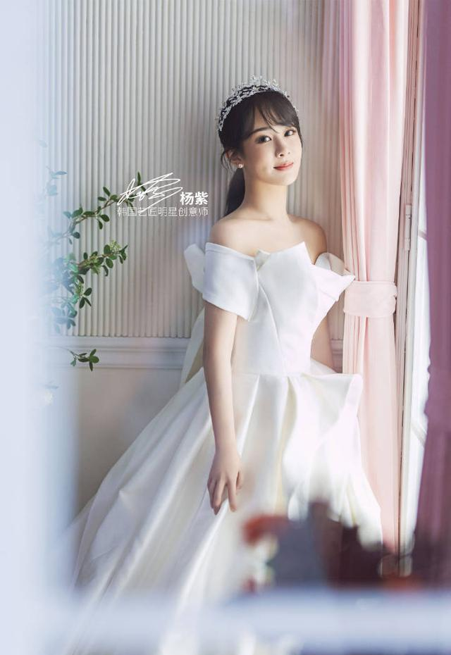 婚纱照上的她要美上不少,简单的一个站姿就女神范十足,看来杨紫真的要