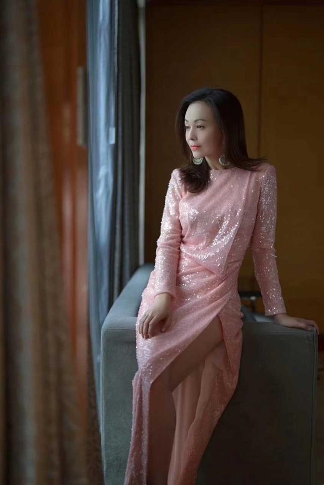 50岁王琳不服老,穿印花连衣裙"扮嫩",齐肩卷发散发成熟气质