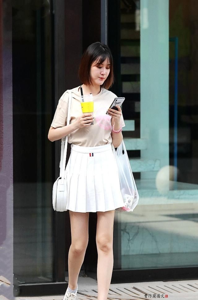 街拍:秀出仪态万千的夏日短裙美女