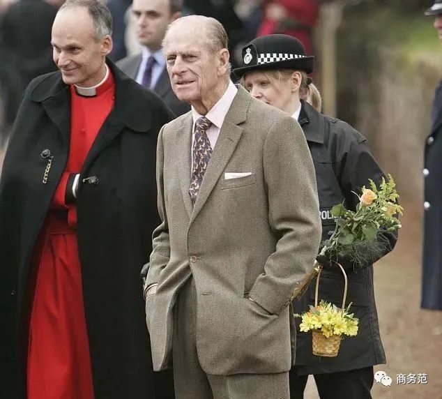 因为能选择的款式不是太多,所以菲利普亲王比较注重穿衣的细节,会在