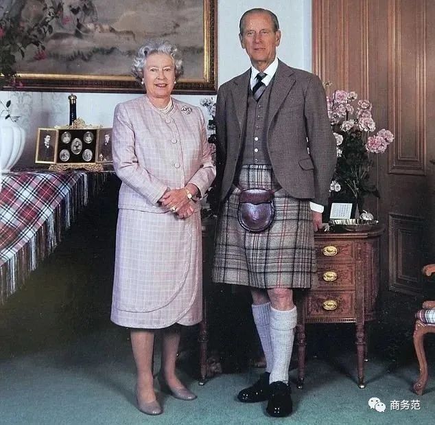 见到了品牌第六代传人,boy a和好友克勒kk还试穿了一把苏格兰短裙