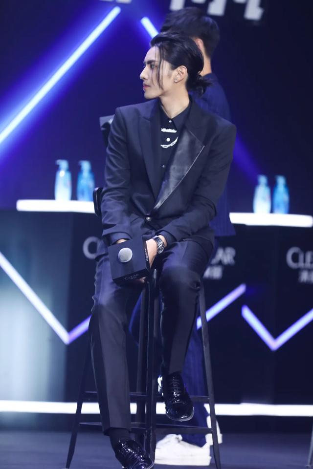 而吴亦凡以黑衬衫,黑皮鞋等全黑色来搭配,在高挑身材的驾驭下,再配合