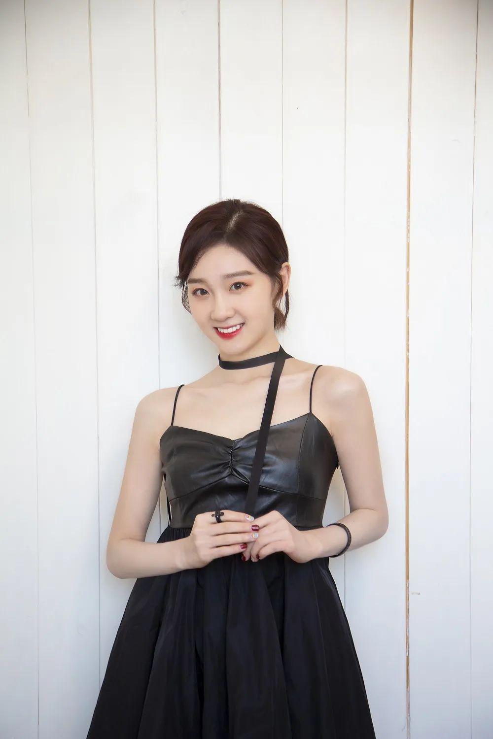 李子璇真"放得开",穿黄色肚兜走机场清凉舒适,精致锁骨惹人羡