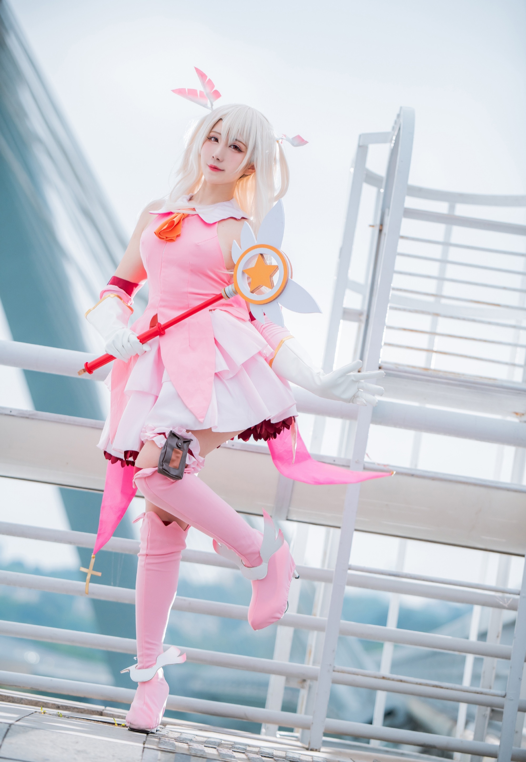 手拿魔法棒的粉红少女,俏皮小跳抬腿,逆光回眸点亮了整个世界