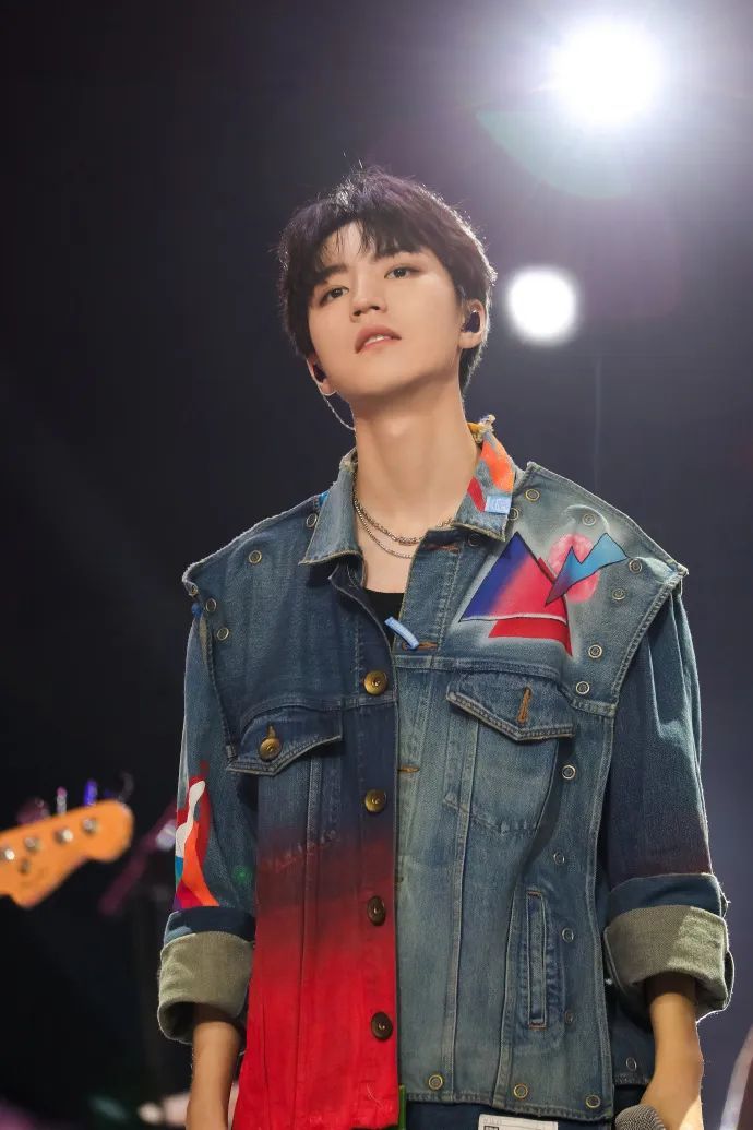 何老师好奇王俊凯的穿搭意外把他衣服扣子解开观众立马沸腾了