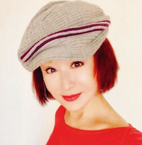 71岁老太"装嫩"演少女,活动照美的逆天,路人随手拍爆真相