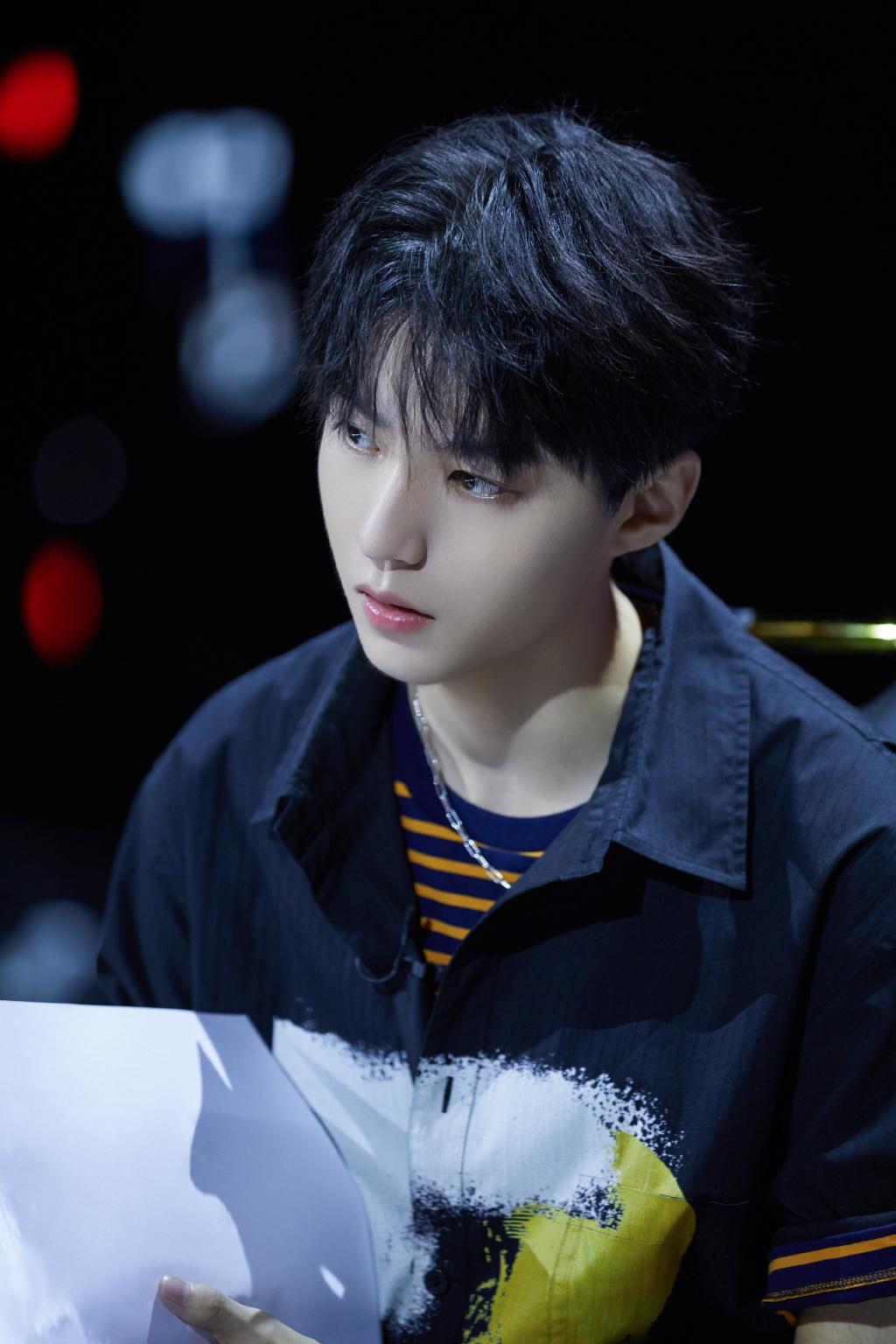 王俊凯解开白衬衫配黑色领带,尽显成熟魅力