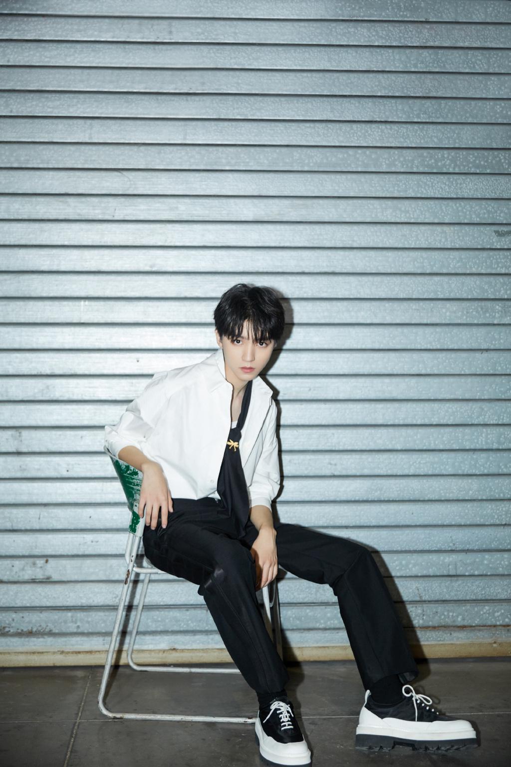 王俊凯解开白衬衫配黑色领带,尽显成熟魅力