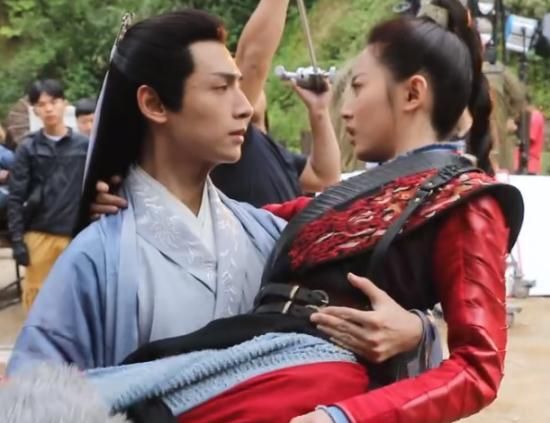 罗云熙公主抱陈钰琪,仔细看他手放的位置,小哥哥真的是太绅士了