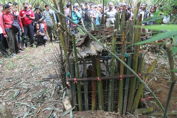 户外丛林发现众村民围观着一笼子,凑近看清后才知道不对劲