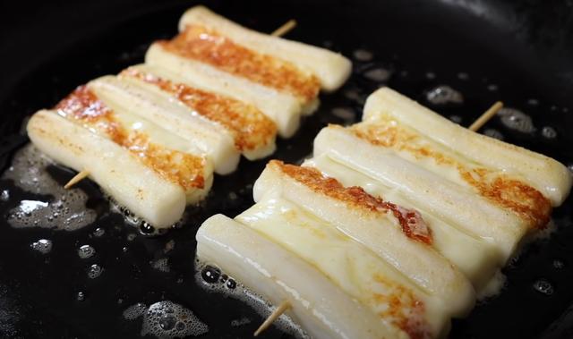 路边小吃芝士年糕串,记住这几个步骤,在家也能做出一样的味道