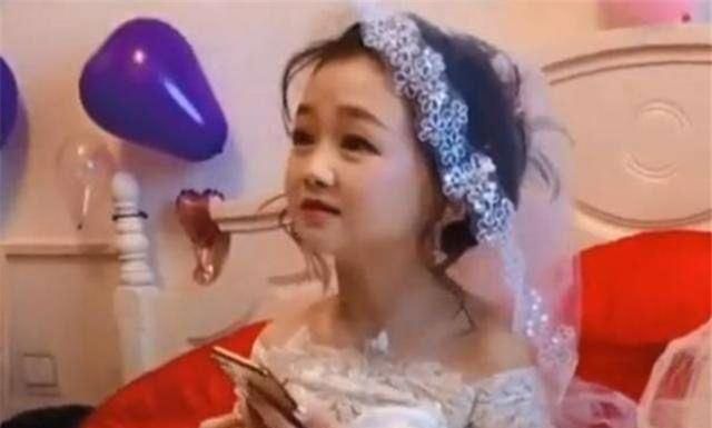 侏儒症女孩嫁高个帅哥,不顾劝阻坚持生娃,孩子现状让人感慨|遗传|侏儒症|身高_新浪新闻