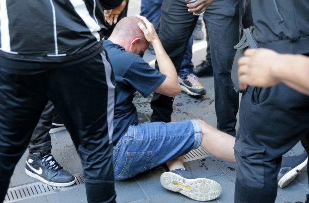 伦敦白人示威者被打得满脸鲜血对立团体的黑人将其背到安全区域