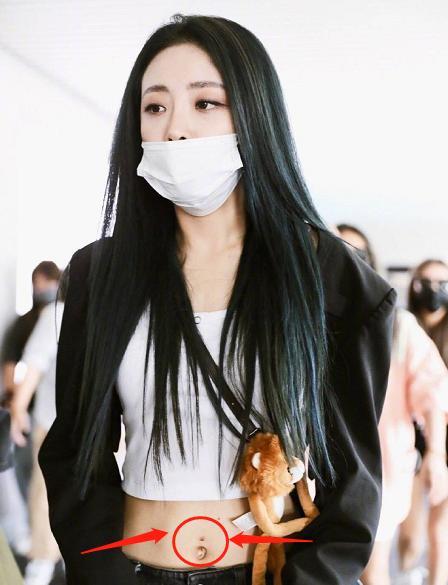 其实熟悉喻言的都知道,那叫脐钉,喻言为了参加节目,就把它摘了,但这个