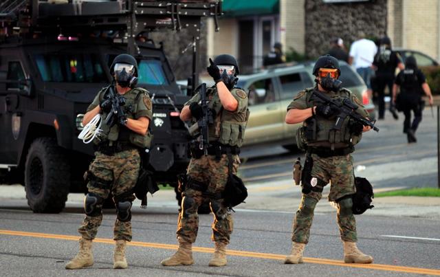 你管这叫警察?开着悍马端着机枪,美国警察为何那么像军人?