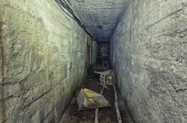 男子发现一座废弃的地下防空洞,入口相当隐秘,内部景象很壮观