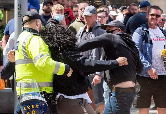 伦敦街头数千暴徒群殴,嗑药喝酒乌烟瘴气,鲍里斯都急了