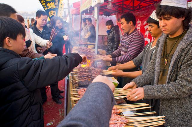 为何曾火爆夜市的新疆烤羊肉串,现在很少看见了?网友:早该消失