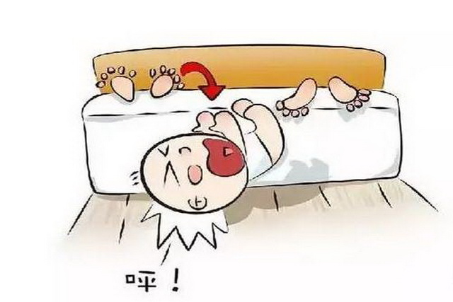 看着宝宝从床上掉下来,奶奶却不去扶,得知原因大家竖起大拇指