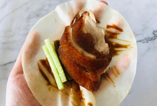 天热懒得做饭,在北京这家有名的京味菜点了外卖,牡丹烤鸭很好吃