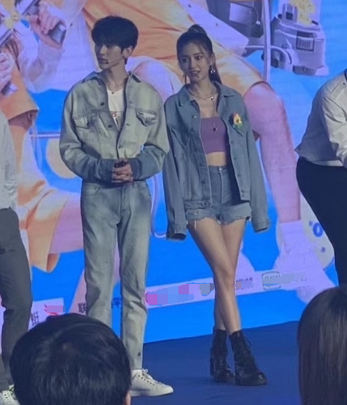 杨颖lisa和蔡徐坤同台被比对路人镜头下身高差让人怀疑眼睛