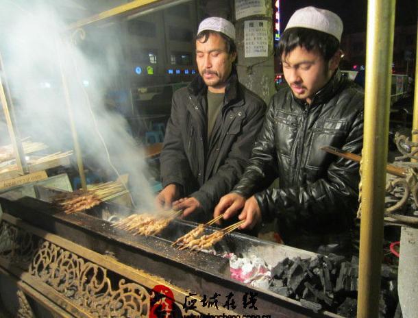 为何曾火爆夜市的新疆烤羊肉串,现在很少看见了?网友:早该消失