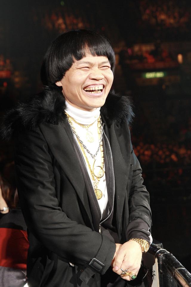 66岁绿叶八两金常驻内地转型做老板携25岁儿子四处登台月入50万