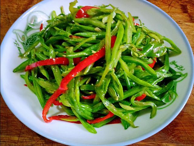简单三步做出色泽翠绿味道甘甜的清炒四季豆我家每周都要吃三次