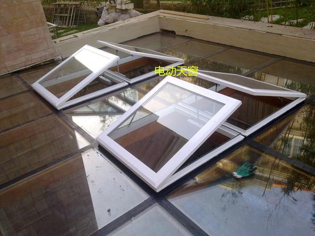 只顾好看,把天井用玻璃封住,现在密不透风又晒又闷,家里更热了