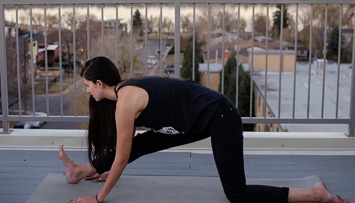 7个瑜伽开髋体式,每天练习唤醒骨盆能量,让你越来越年轻