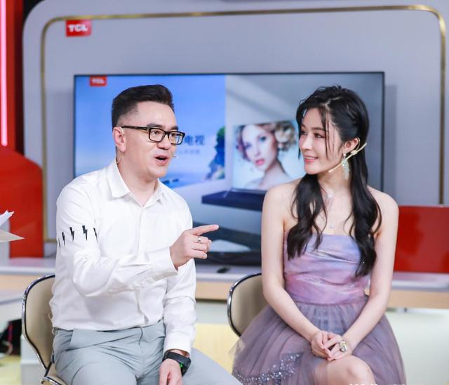 汤晶媚真是人如其名,穿渐变色抹胸轻纱裙,33岁还是少女肌肤