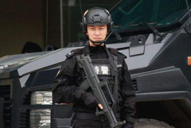 他演戏要"8个替身",剧组等他拍戏要半年,却没人敢说他耍大牌